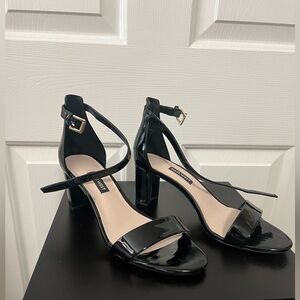 Nine West pruce ankle strap block heel sandals. Black patent leather size 8w